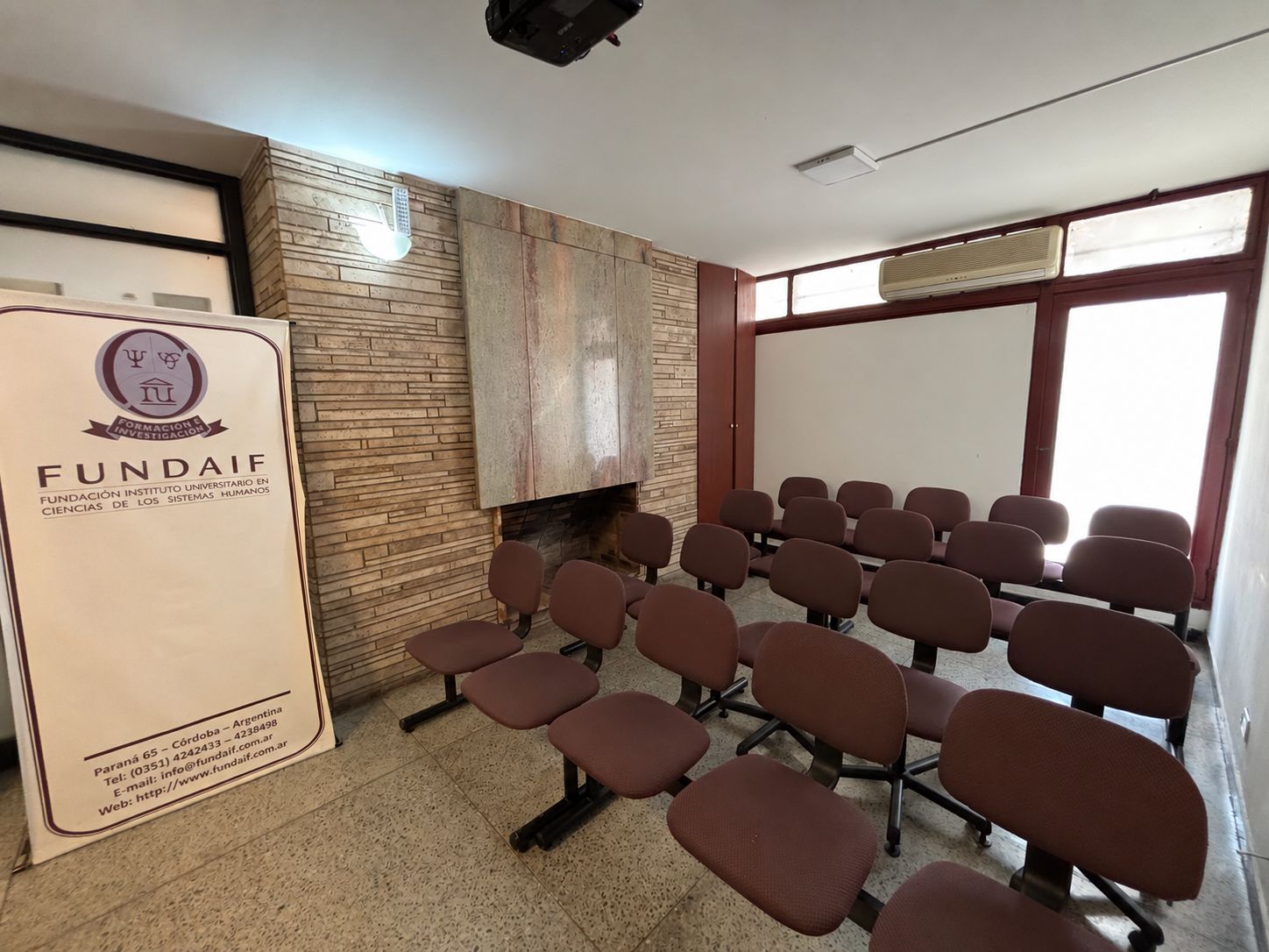 Aula de FUNDAIF con el banner institucional