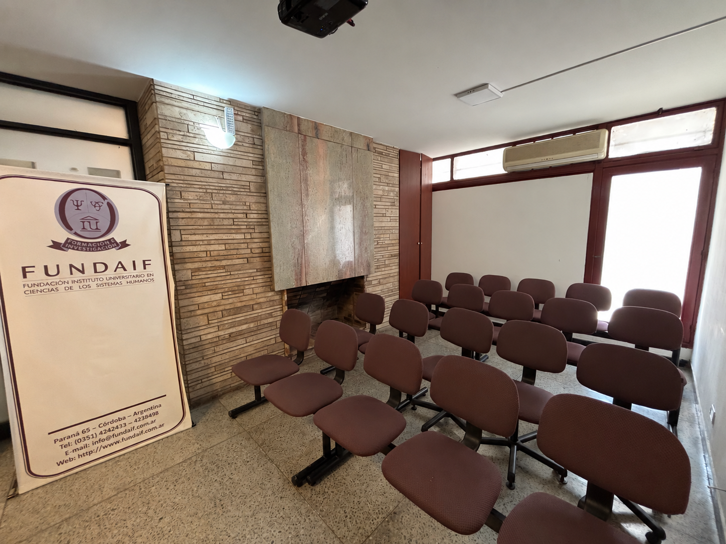 Aula de FUNDAIF con el banner institucional