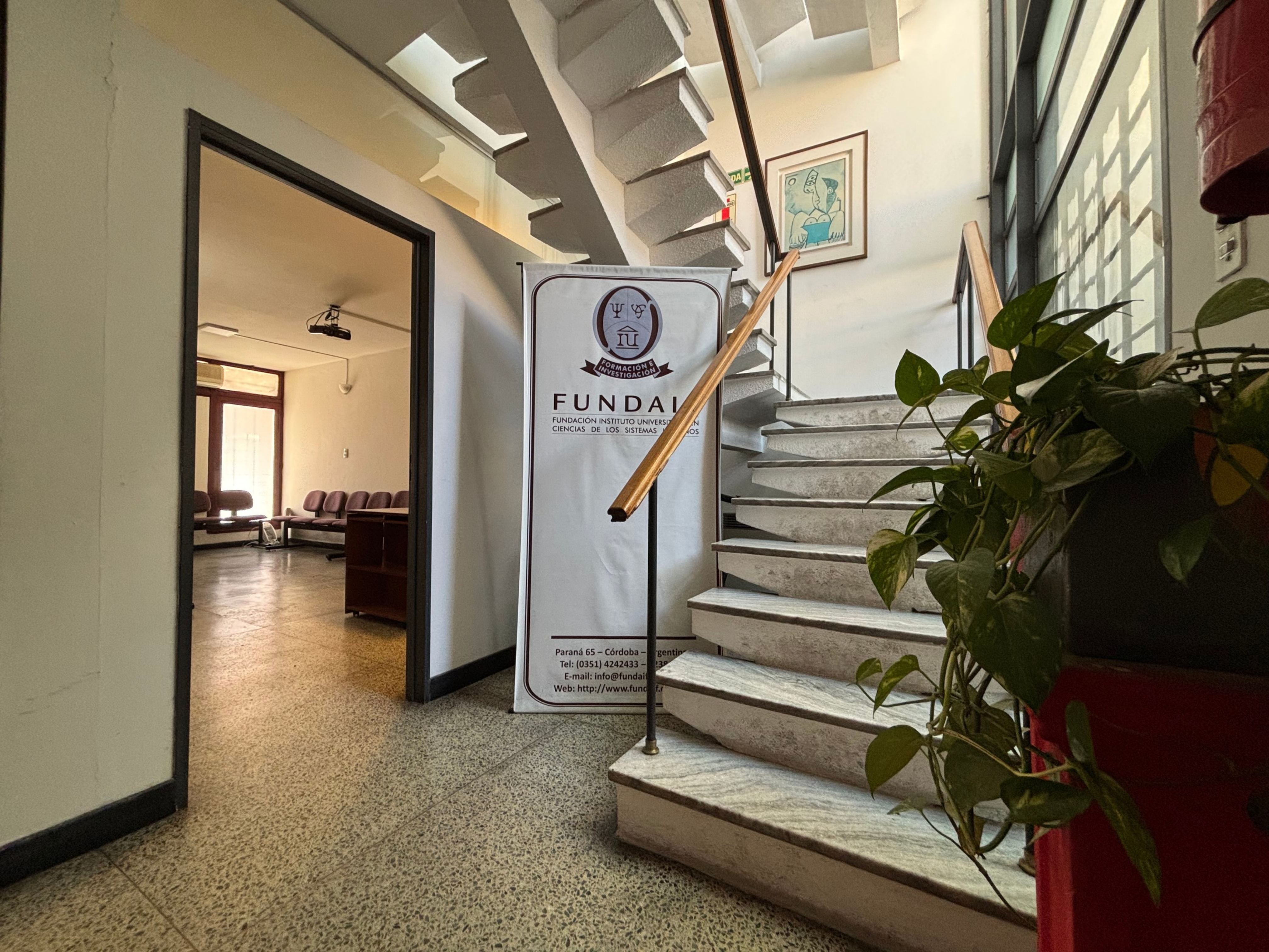 Ingreso y escalera de la sede de FUNDAIF con el banner institucional